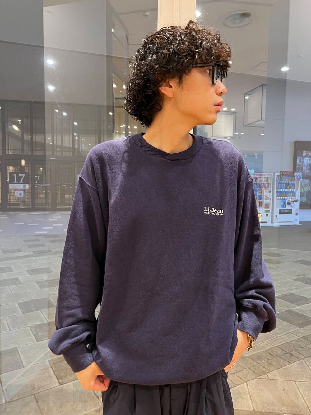 ブルー系のその他パンツ、ブルー系のスウェット、ブラック系のスニーカーを着用したメンズの秋コーディネートの3枚目の写真