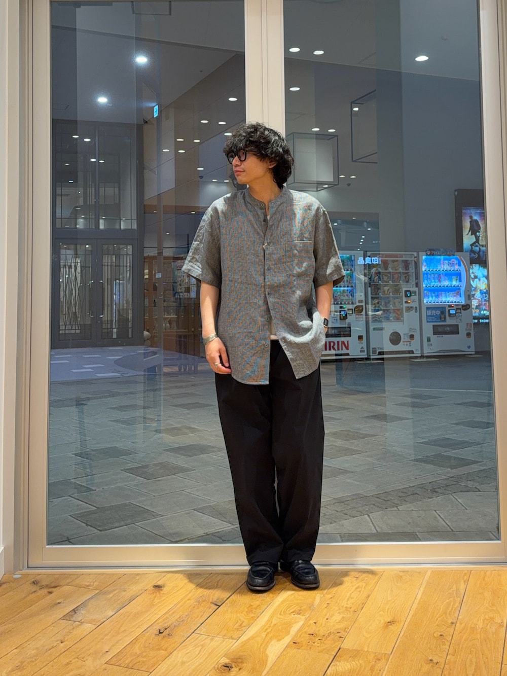 その他のシャツ/ブラウス、ブラック系のその他パンツを着用したメンズの春コーディネートの2枚目の写真