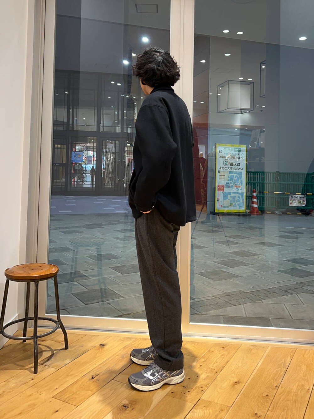 ベージュ系のTシャツ/カットソー、ブラック系のブルゾン、グレー系のその他パンツを着用したメンズの冬コーディネートの2枚目の写真