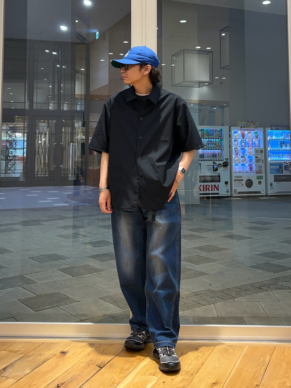 ブルー系のシャツ/ブラウス、ブルー系のデニムパンツ、ブラック系のTシャツ/カットソーを着用したメンズの夏コーディネートの3枚目の写真