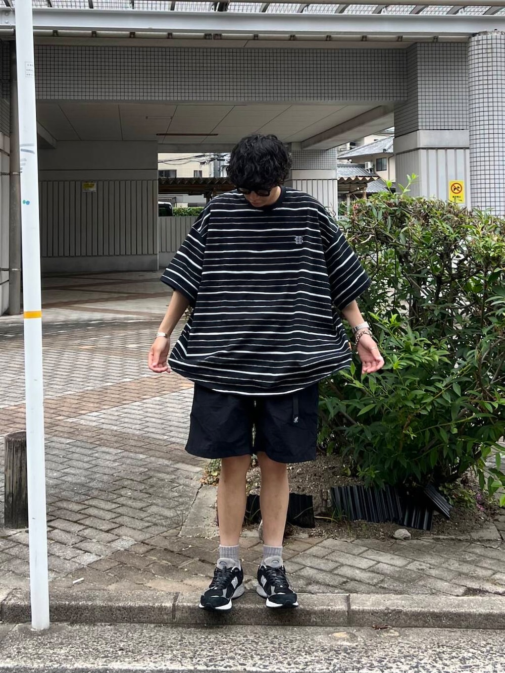 ブラック系のその他パンツを着用したメンズの夏コーディネートの2枚目の写真