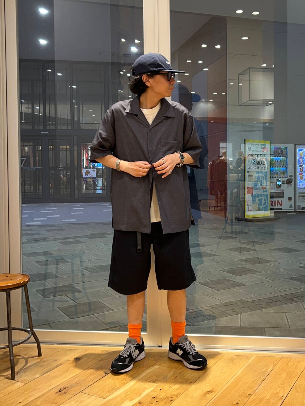 ブルー系のその他パンツ、グレー系のシャツ/ブラウス、ホワイト系のTシャツ/カットソーを着用したメンズの夏コーディネートの2枚目の写真