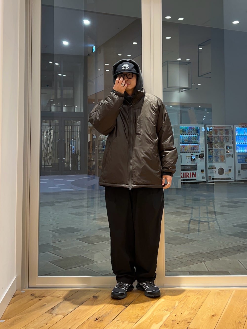 ブラウン系のブルゾン、グレー系のパーカーを着用したメンズの冬コーディネートの2枚目の写真