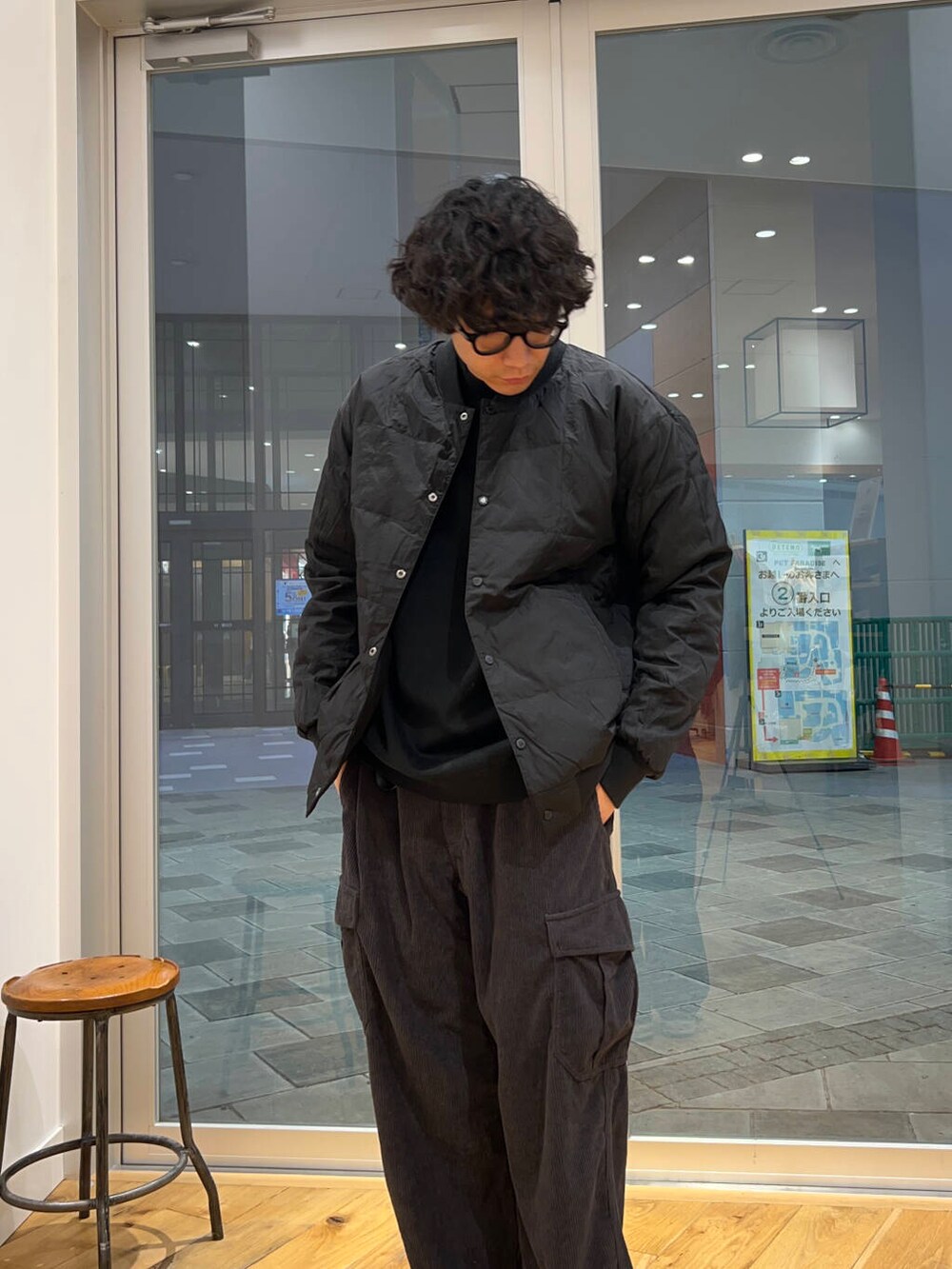 ブラック系のニット/セーター、ブラック系のダウンジャケット/コート、グレー系のその他パンツを着用したメンズの冬コーディネートの3枚目の写真