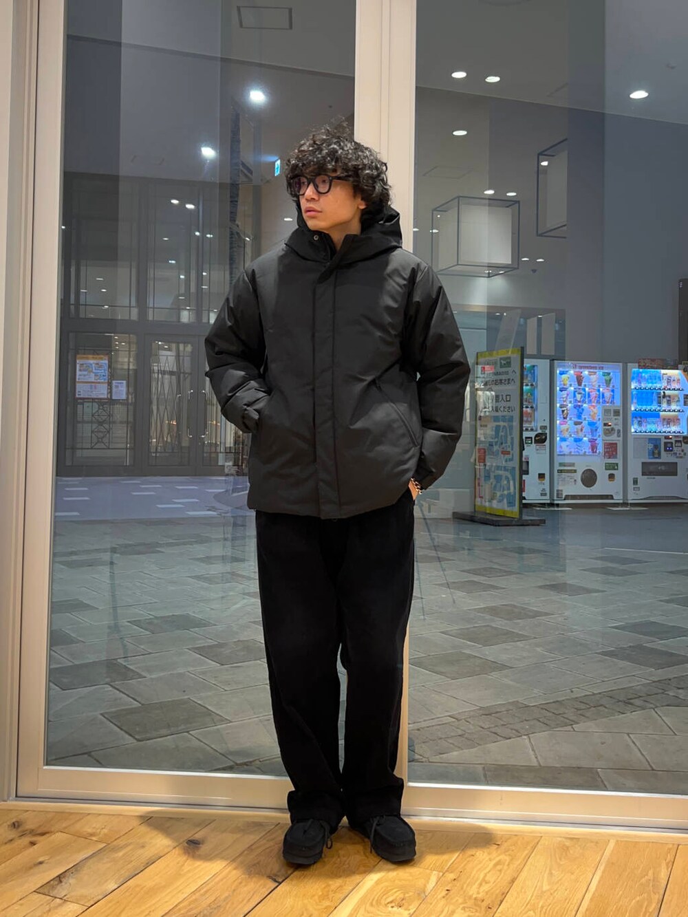 ブラック系のブーツ、ブラック系のその他パンツ、ブルー系のニット/セーターを着用したメンズの冬コーディネートの2枚目の写真