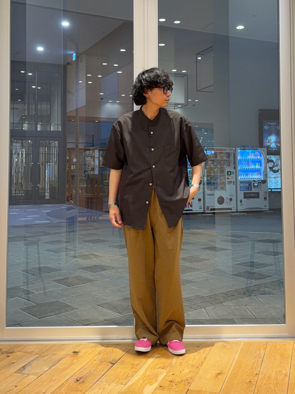 ブラウン系のシャツ/ブラウス、ベージュ系のその他パンツを着用したメンズの春コーディネートの2枚目の写真