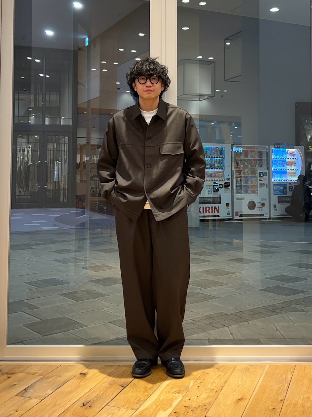 ブラウン系のその他パンツ、ホワイト系のTシャツ/カットソー、ブラウン系のその他アウターを着用したメンズの春コーディネートの3枚目の写真