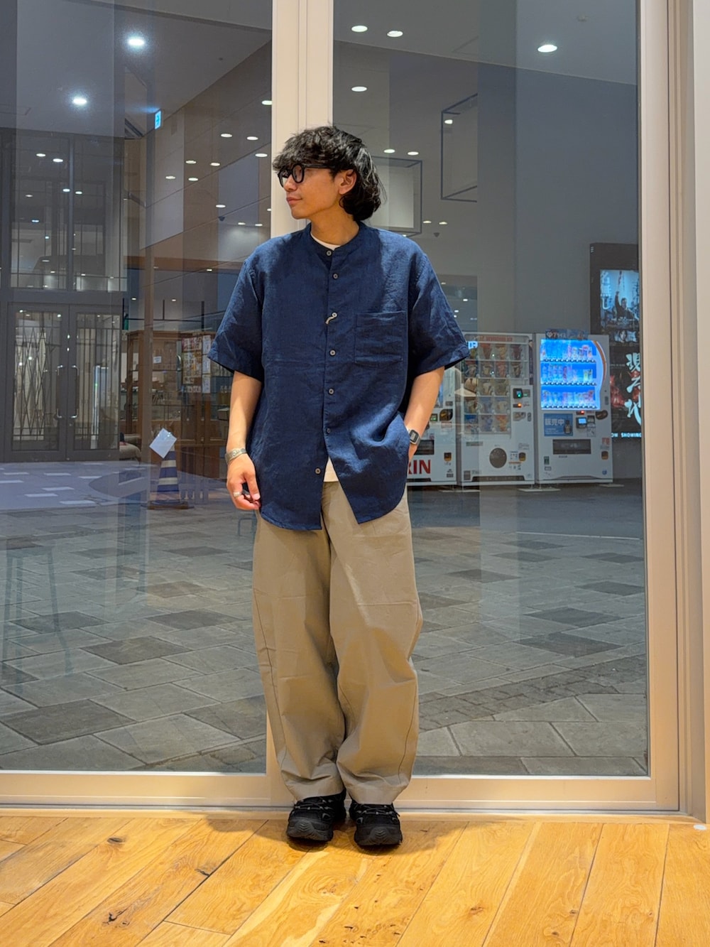 グレー系のその他パンツ、ブルー系のシャツ/ブラウスを着用したメンズの春コーディネートの2枚目の写真