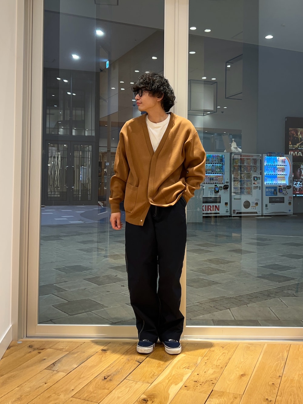 ブルー系のその他パンツ、ブラウン系のカーディガン/ボレロ、ホワイト系のTシャツ/カットソーを着用したメンズの春コーディネートの2枚目の写真