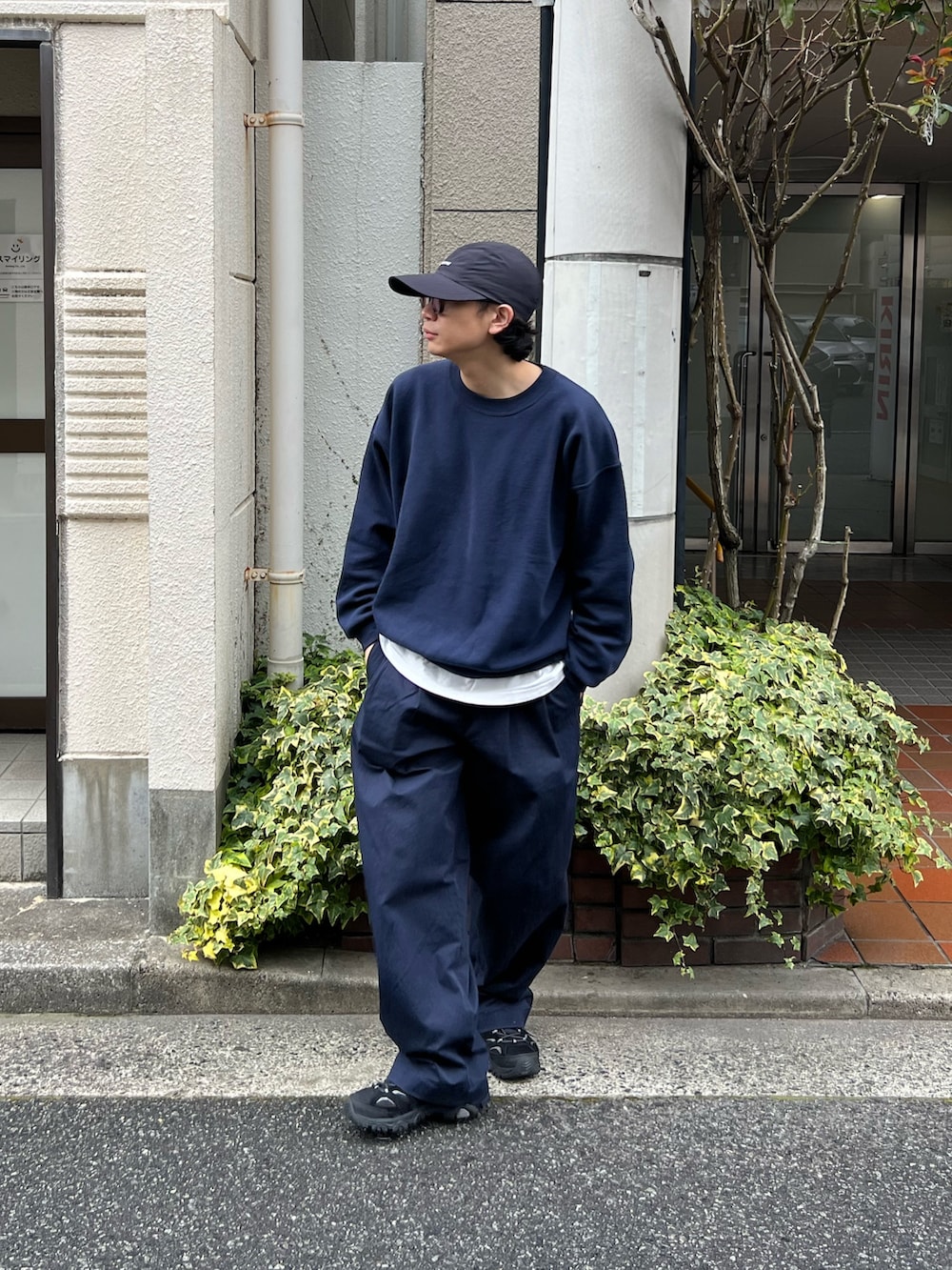 ブルー系のその他パンツ、ブルー系のキャップを着用したメンズの春コーディネートの2枚目の写真