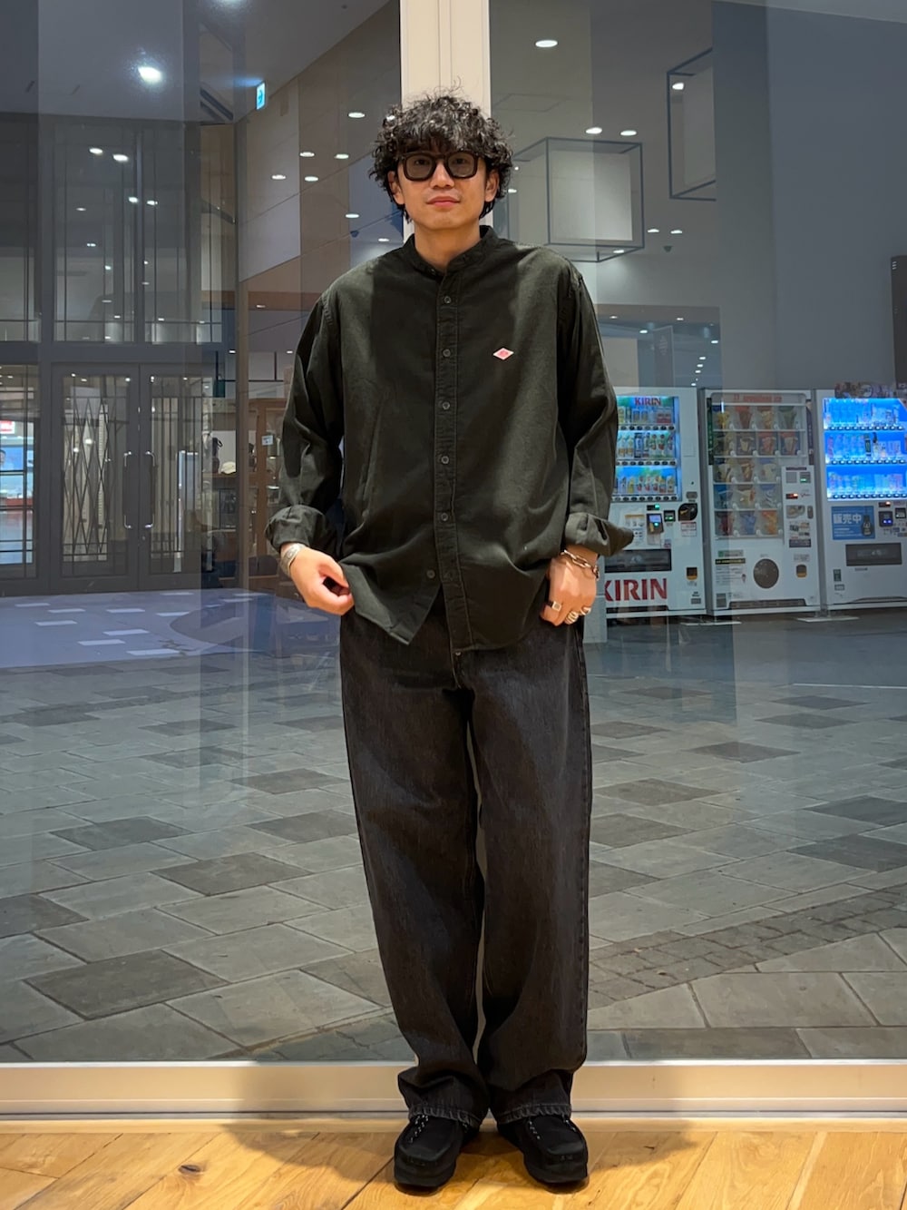 ブラック系のデニムパンツ、グレー系のシャツ/ブラウスを着用したメンズの秋コーディネートの3枚目の写真