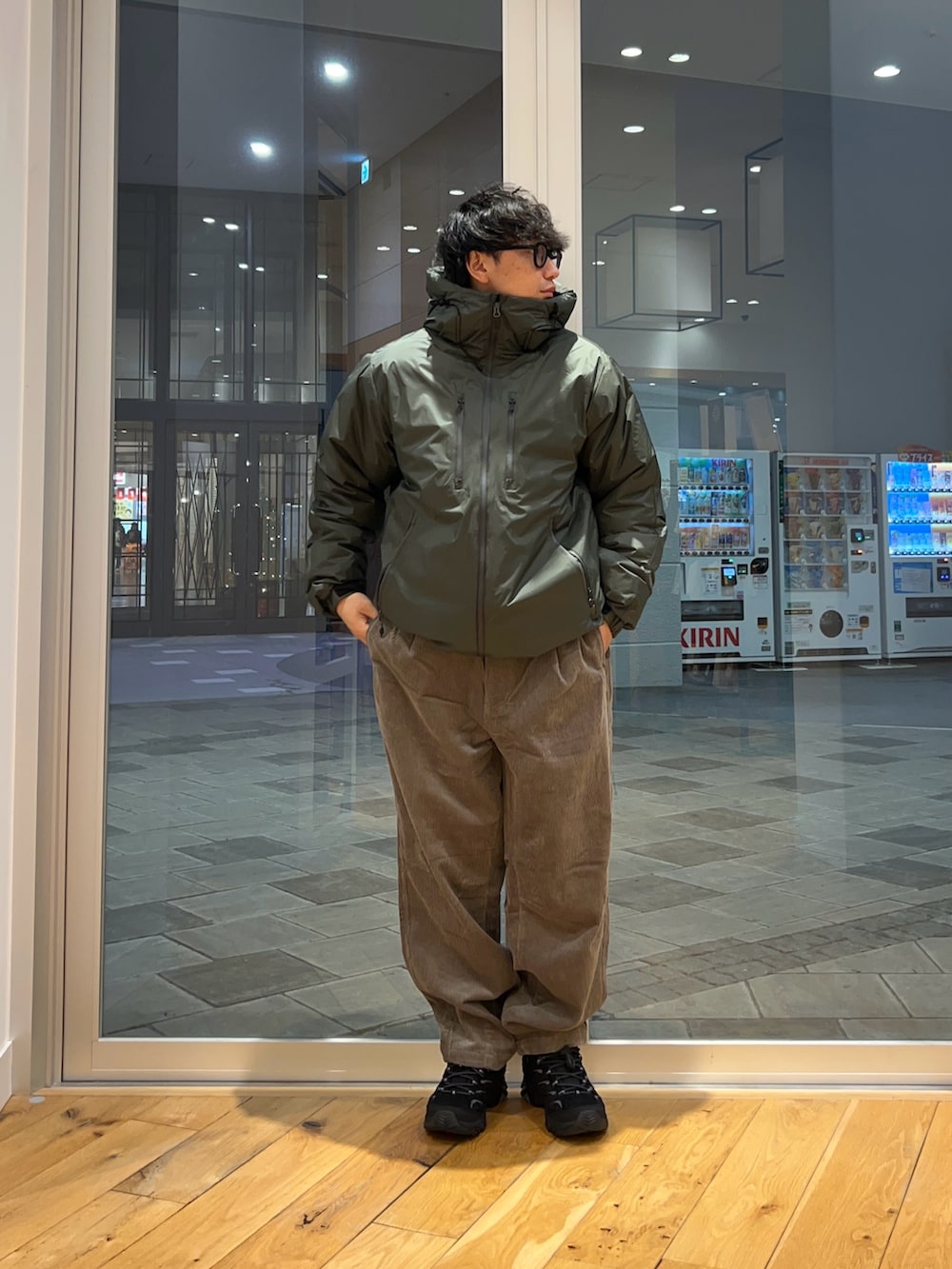 ブラック系のスニーカー、ブラウン系のその他パンツ、グレー系のTシャツ/カットソーを着用したメンズの冬コーディネートの3枚目の写真