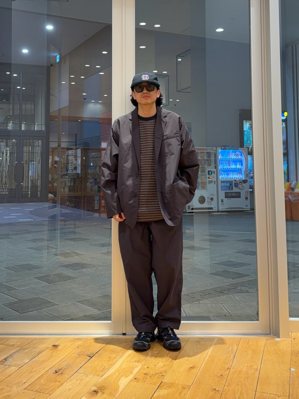 グレー系のその他パンツ、ブラウン系のTシャツ/カットソー、グレー系のその他アウターを着用したメンズの春コーディネートの2枚目の写真