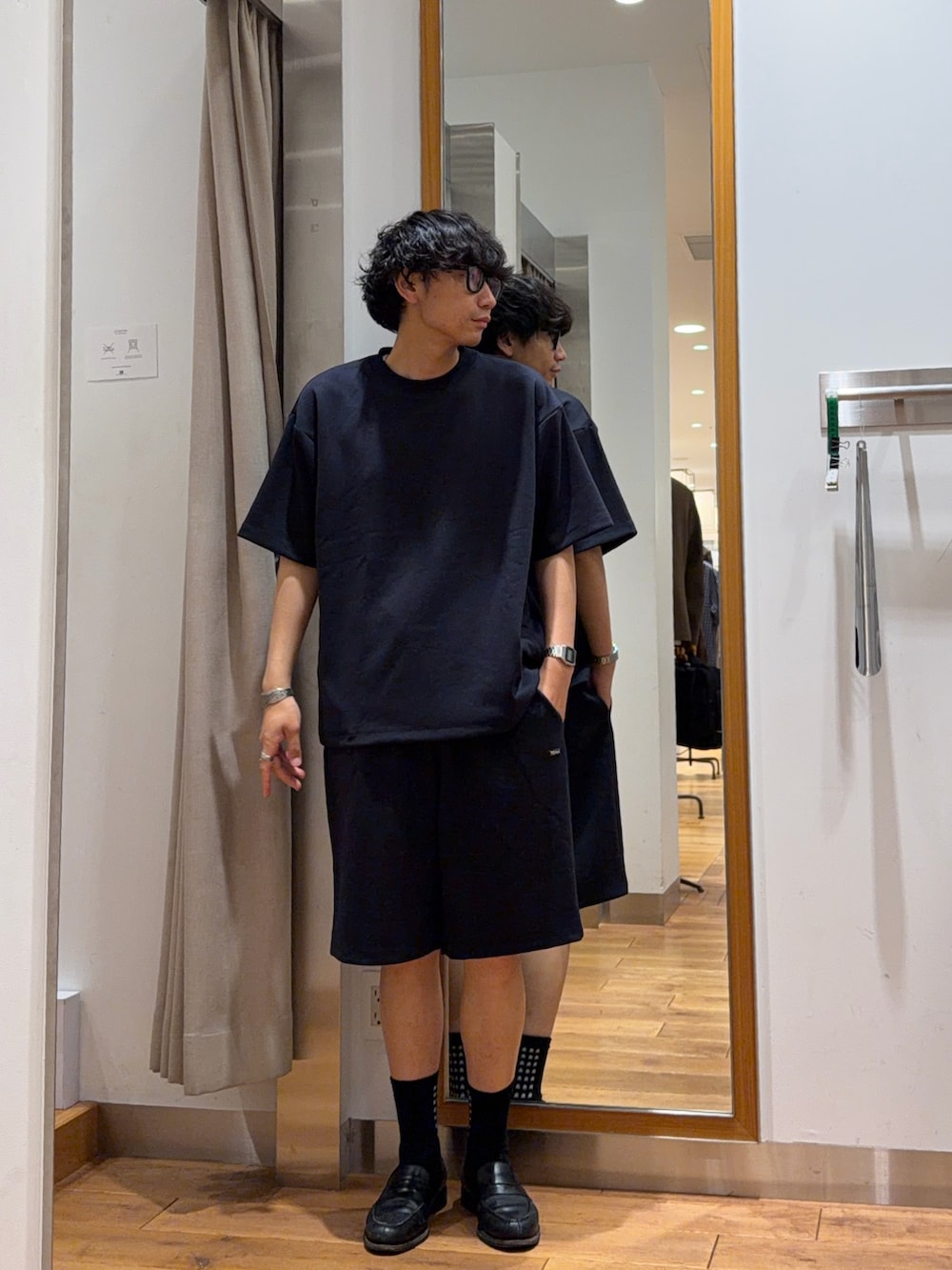 ブルー系のルームウェア/パジャマを着用したメンズの夏コーディネートの2枚目の写真