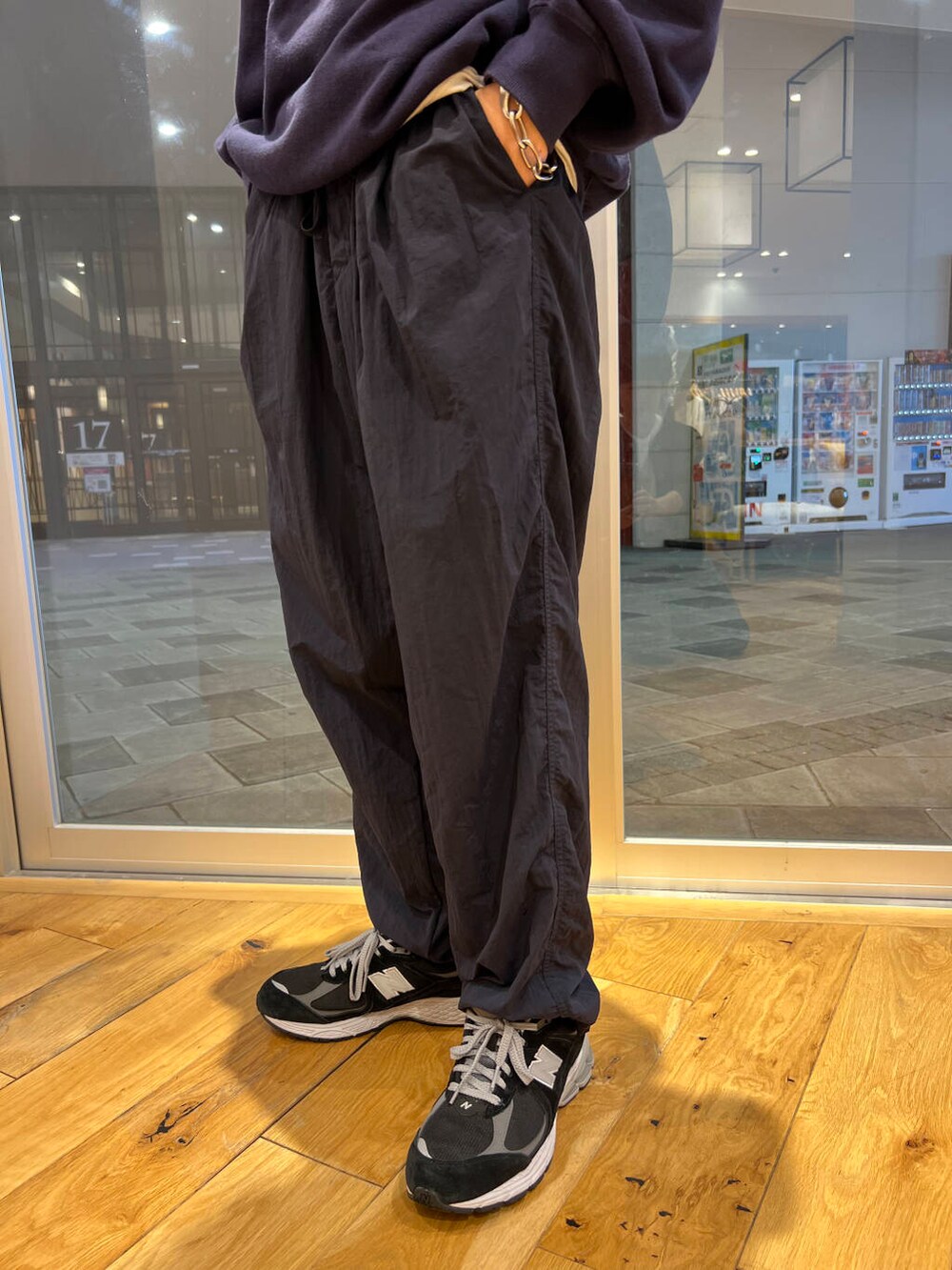 ブルー系のその他パンツ、ブルー系のスウェット、ブラック系のスニーカーを着用したメンズの秋コーディネートの4枚目の写真