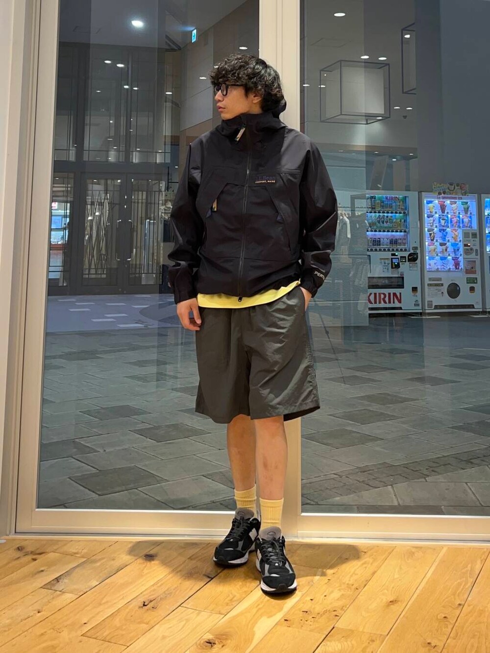 グレー系のその他パンツ、イエロー系のTシャツ/カットソーを着用したメンズの春コーディネートの2枚目の写真