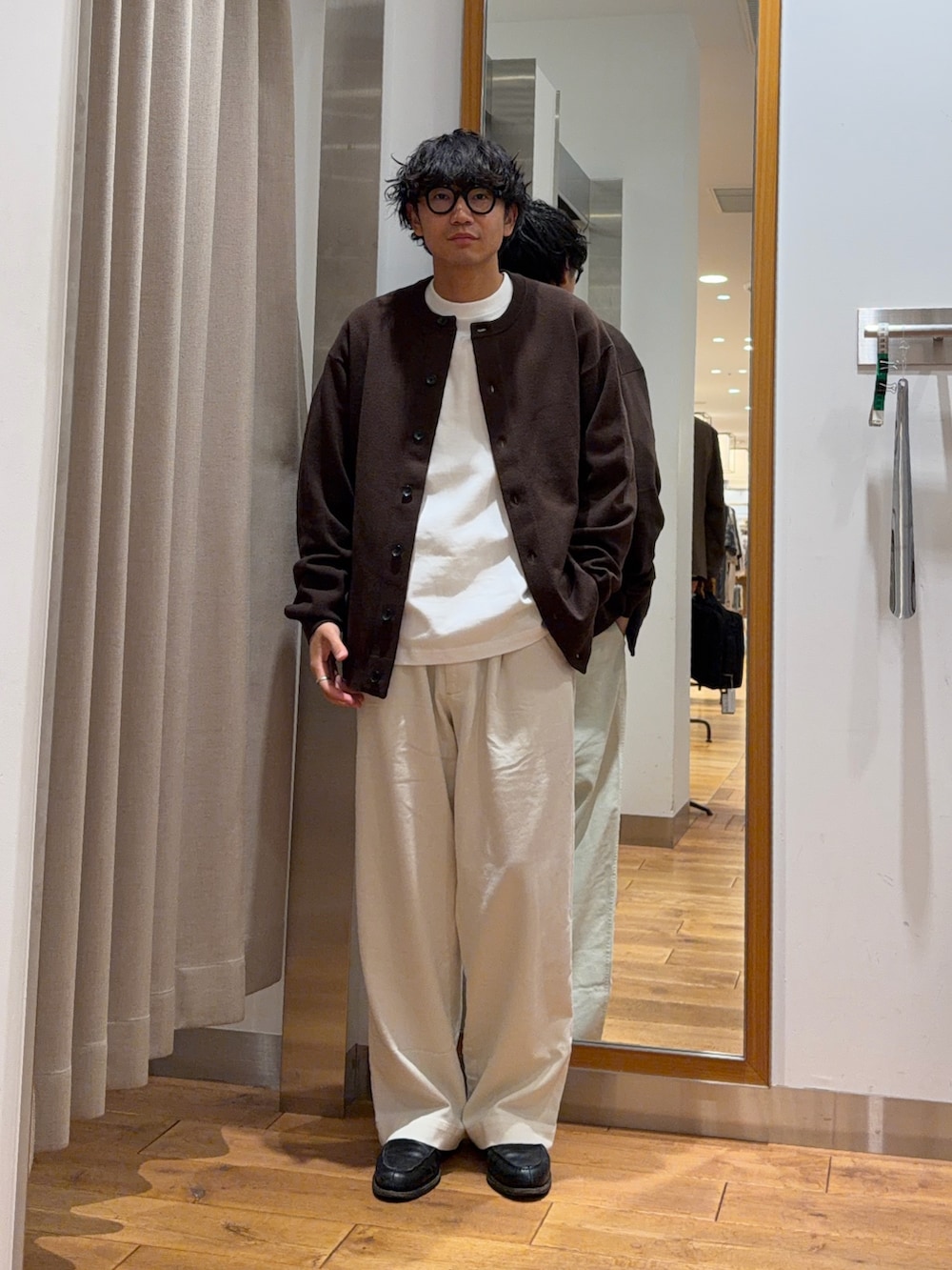 ブラウン系のカーディガン/ボレロ、ホワイト系のTシャツ/カットソーを着用したメンズの秋コーディネートの2枚目の写真
