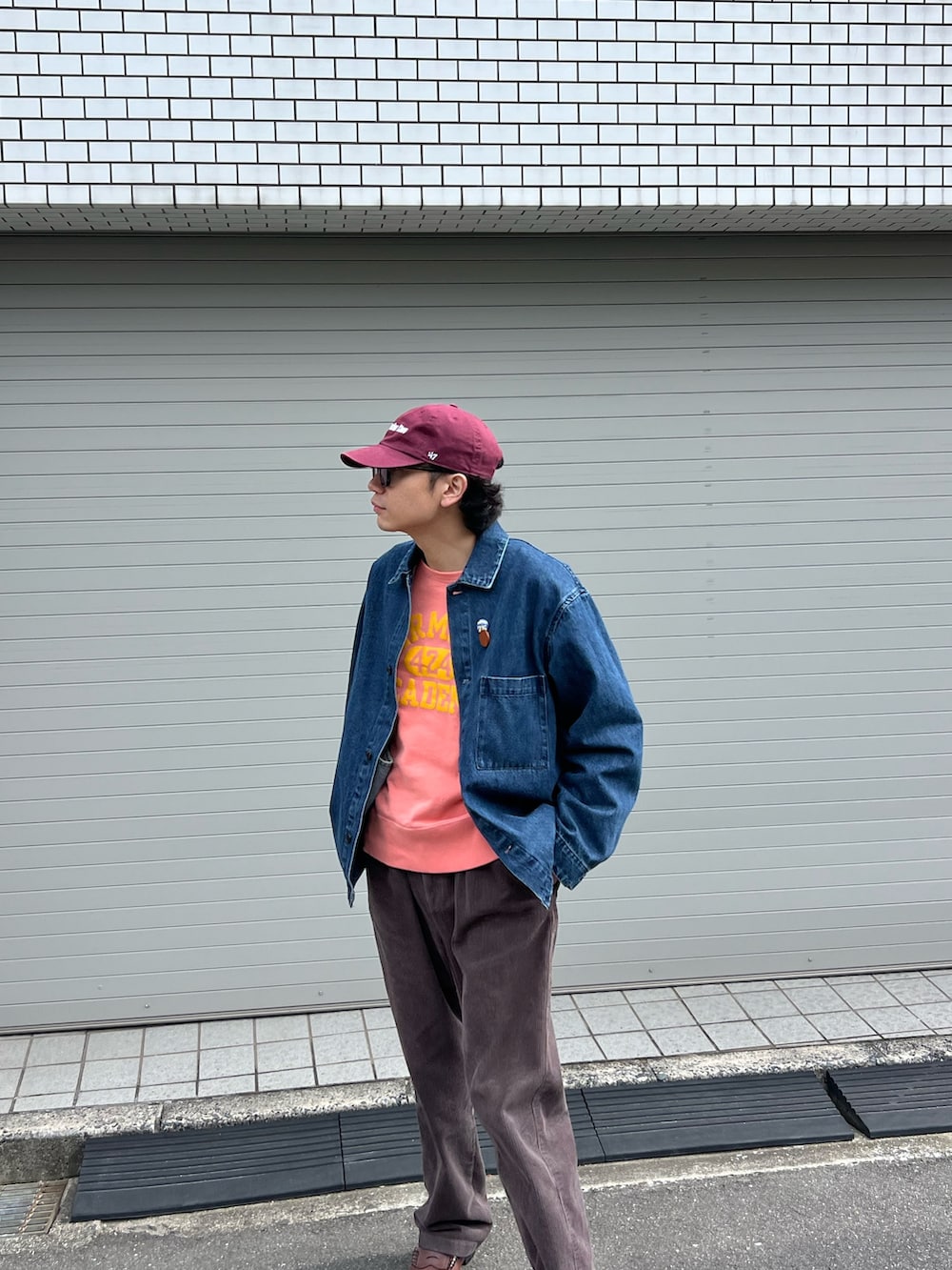 ブルー系のカバーオールを着用したメンズの春コーディネートの3枚目の写真