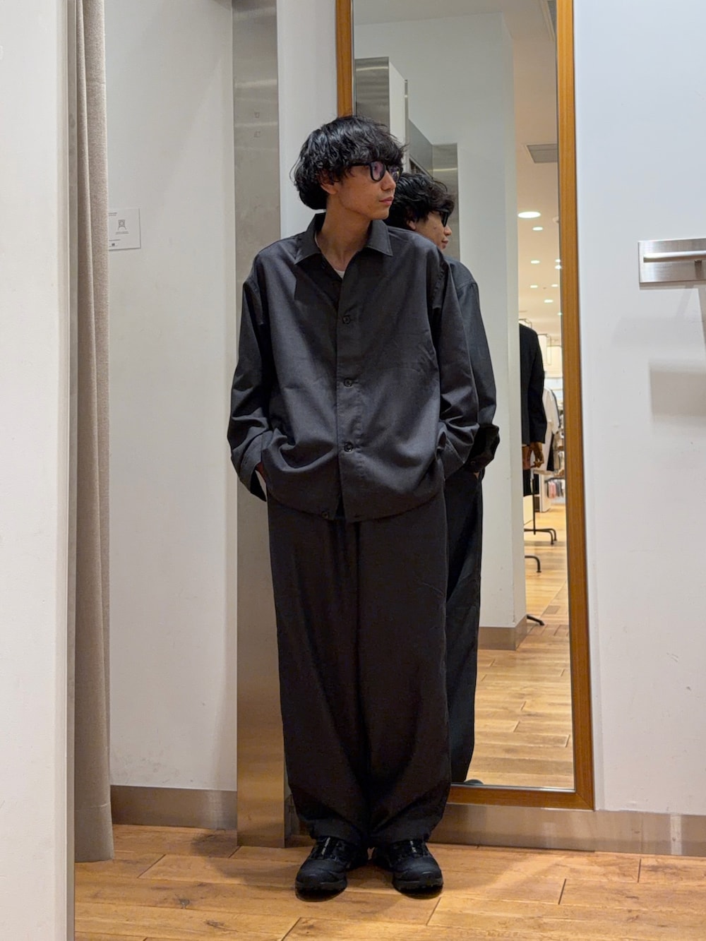 グレー系のその他アウター、グレー系のその他パンツ、ブラック系のスニーカーを着用したメンズの夏コーディネートの2枚目の写真