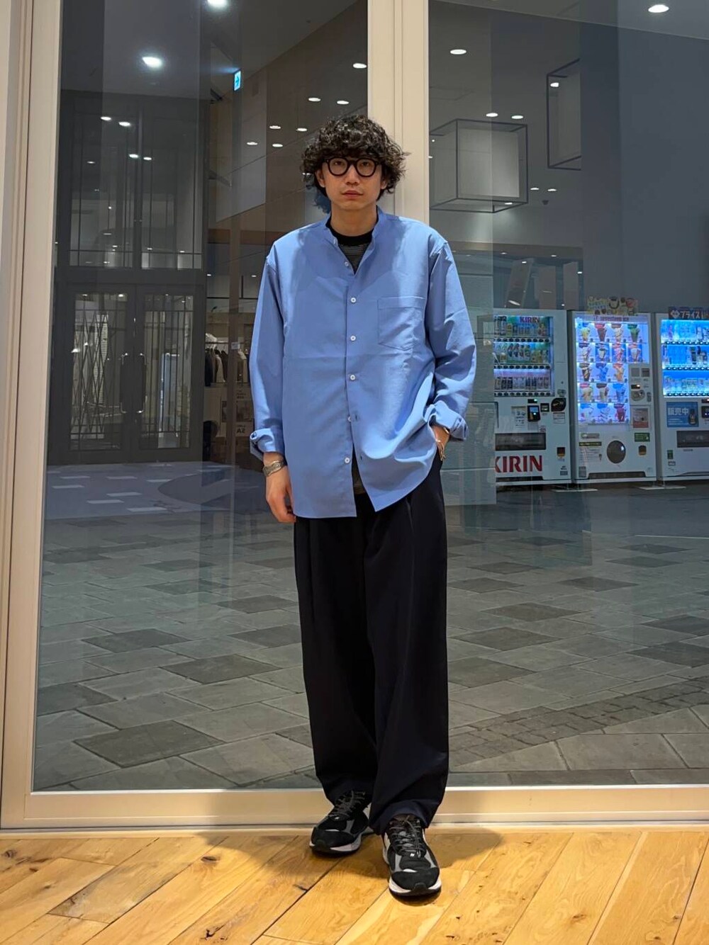 ブルー系のその他パンツ、ブルー系のシャツ/ブラウス、ブラック系のTシャツ/カットソーを着用したメンズの春コーディネートの3枚目の写真