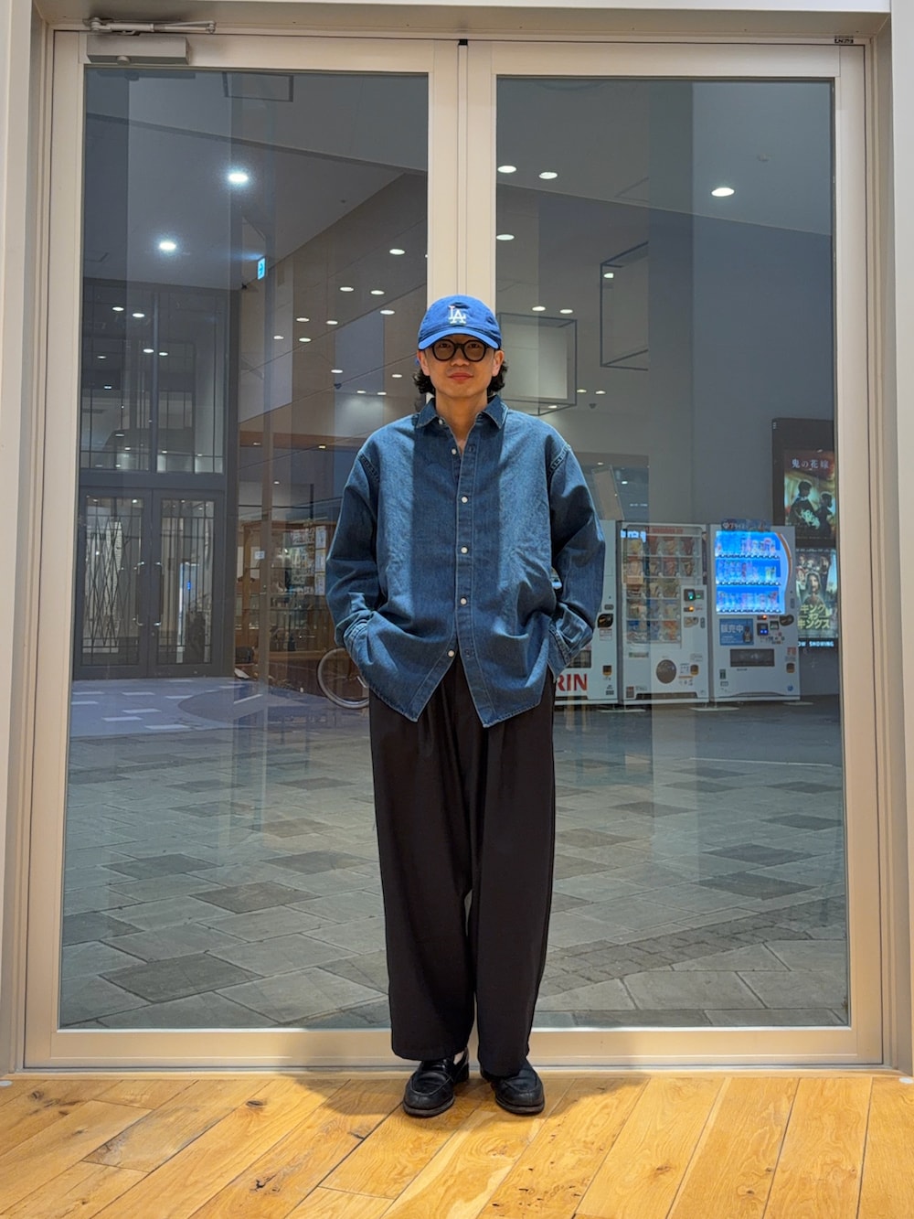 ブルー系のシャツ/ブラウス、ブルー系のその他パンツを着用したメンズの春コーディネートの2枚目の写真