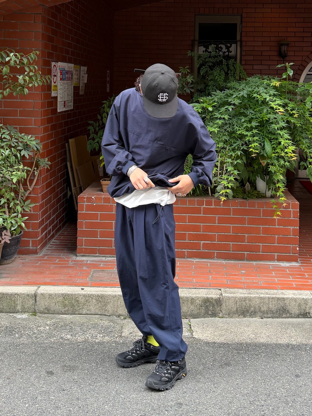 ブルー系のTシャツ/カットソー、ブルー系のその他パンツを着用したメンズの春コーディネートの3枚目の写真