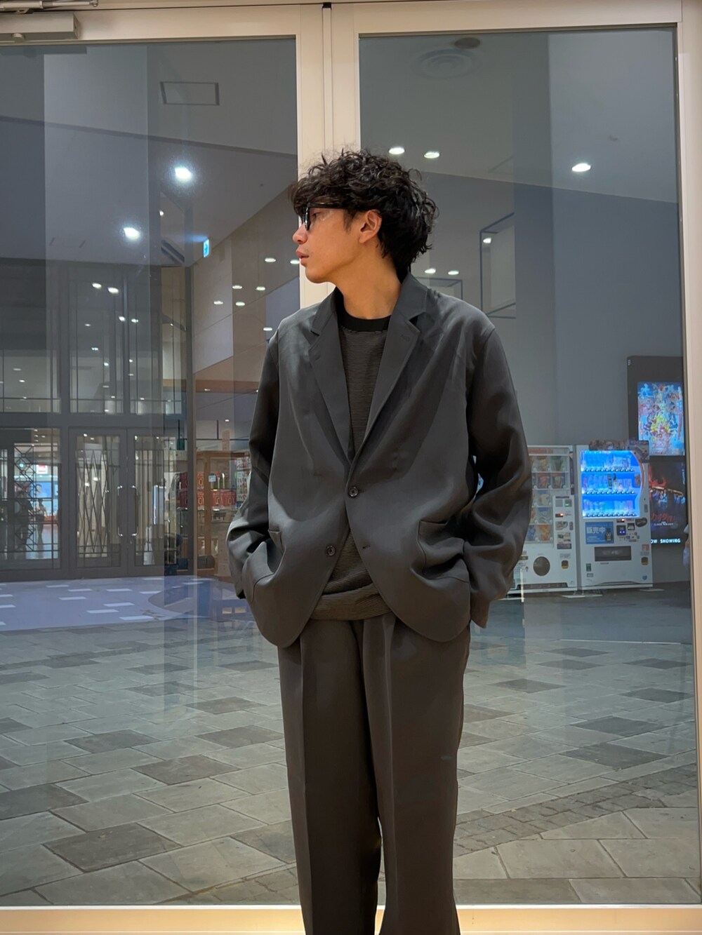 ブラック系のTシャツ/カットソー、グレー系のその他アウター、グレー系のその他パンツを着用したメンズの秋コーディネートの4枚目の写真