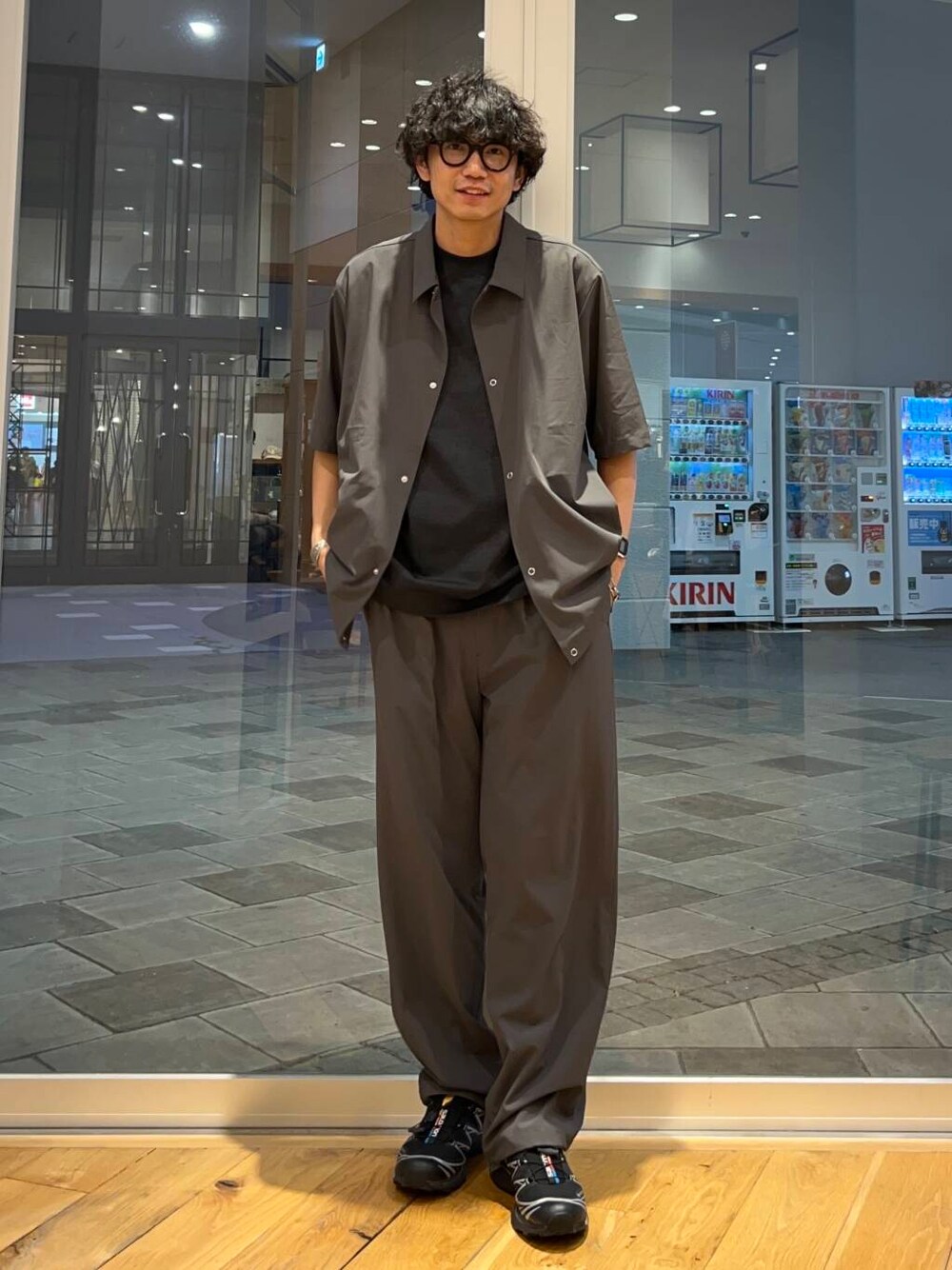 グレー系のTシャツ/カットソー、グレー系のシャツ/ブラウス、グレー系のその他パンツを着用したメンズの夏コーディネートの2枚目の写真