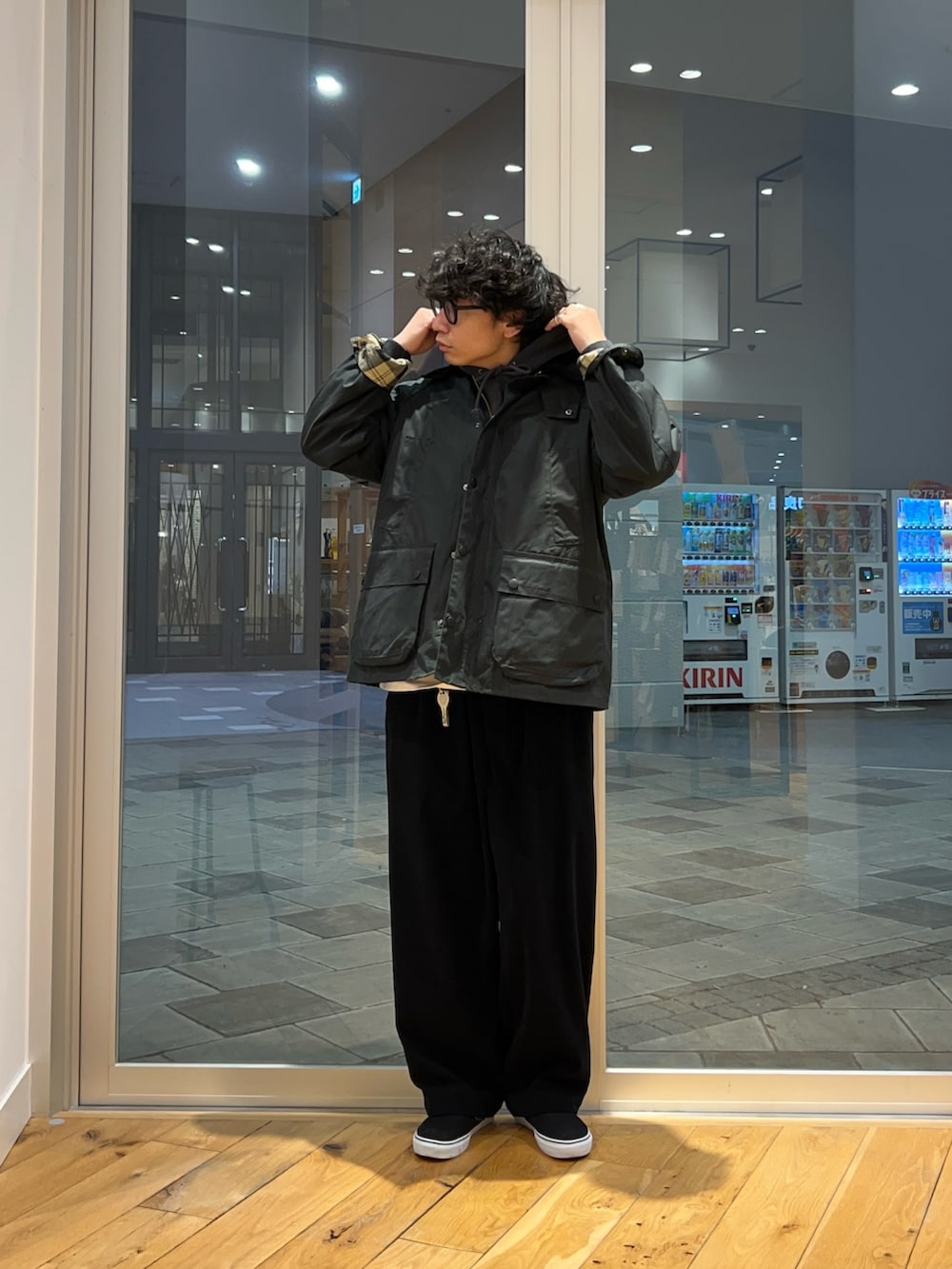 グリーン系のその他アウター、グレー系のパーカーを着用したメンズの冬コーディネートの2枚目の写真