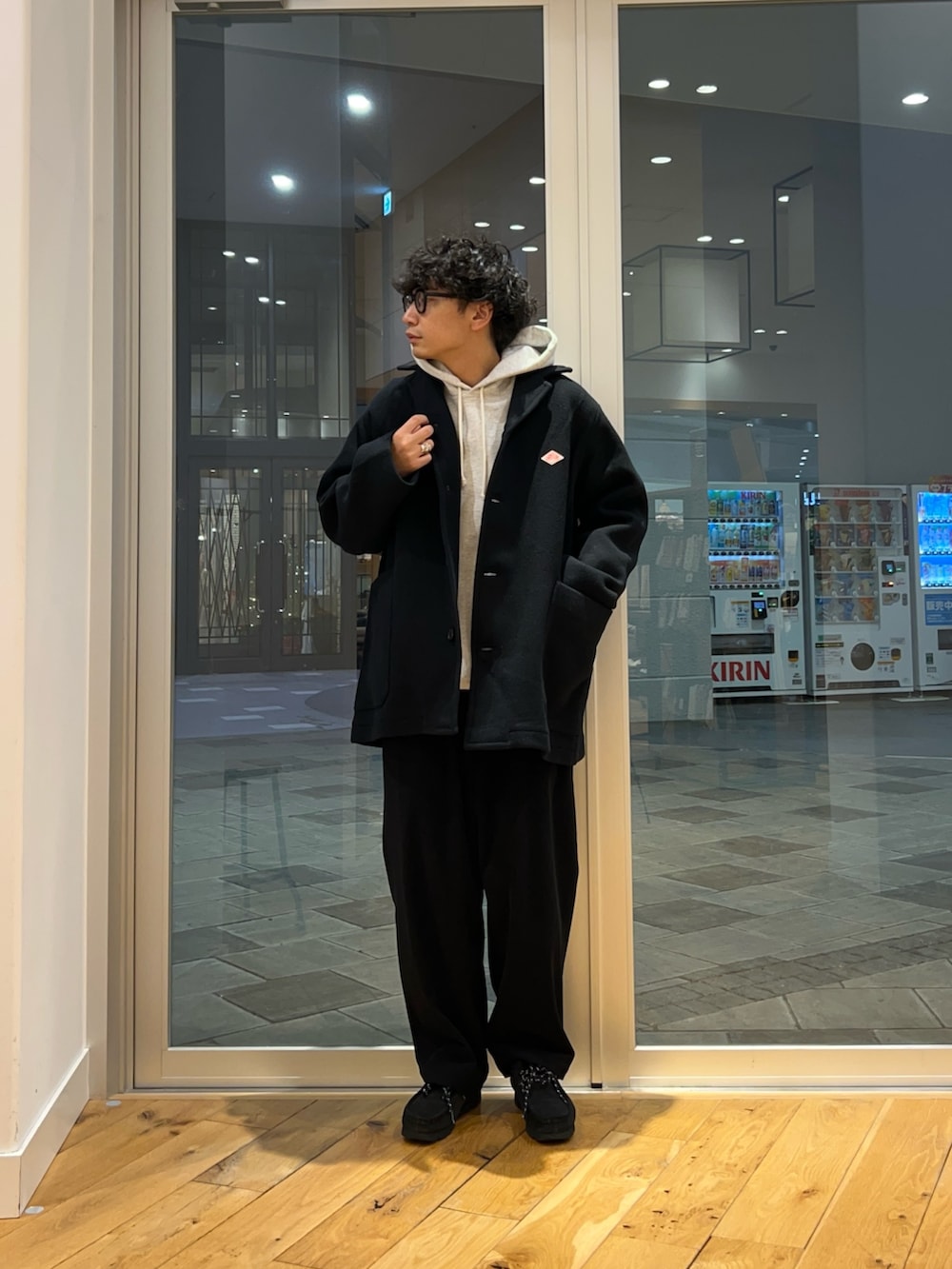 ブルー系のテーラードジャケット、グレー系のパーカーを着用したメンズの冬コーディネートの2枚目の写真