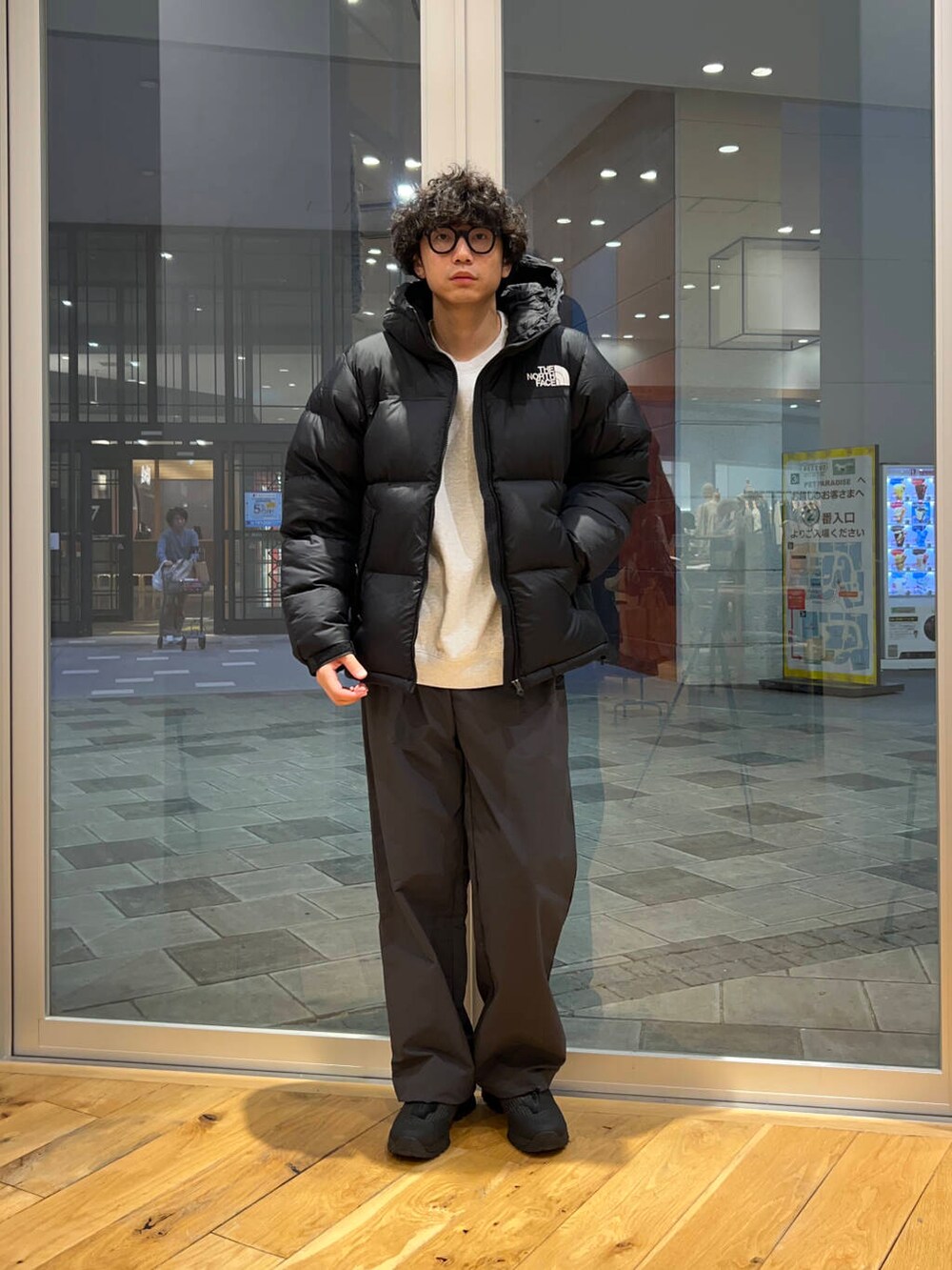 グレー系のスウェット、グレー系のその他パンツ、ブラック系のその他アウターを着用したメンズの秋コーディネートの2枚目の写真