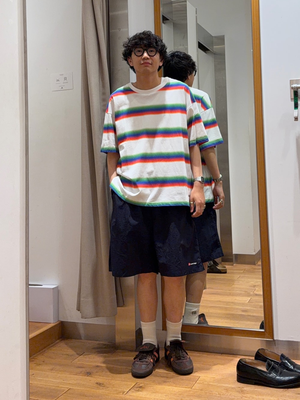 ホワイト系のTシャツ/カットソー、ブルー系のその他パンツを着用したメンズの夏コーディネートの2枚目の写真
