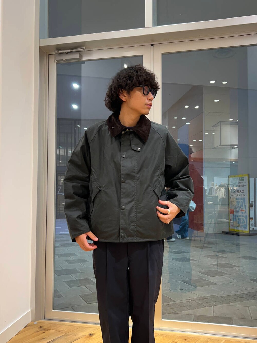 ブルー系のニット/セーター、ブルー系のその他パンツ、グリーン系のその他アウターを着用したメンズの秋コーディネートの4枚目の写真