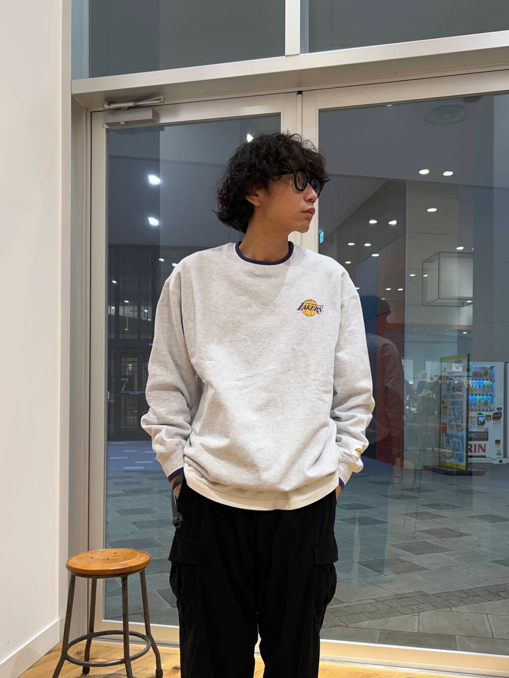 ホワイト系のスニーカー、ホワイト系のスウェット、ブラック系のその他パンツを着用したメンズの秋コーディネートの2枚目の写真