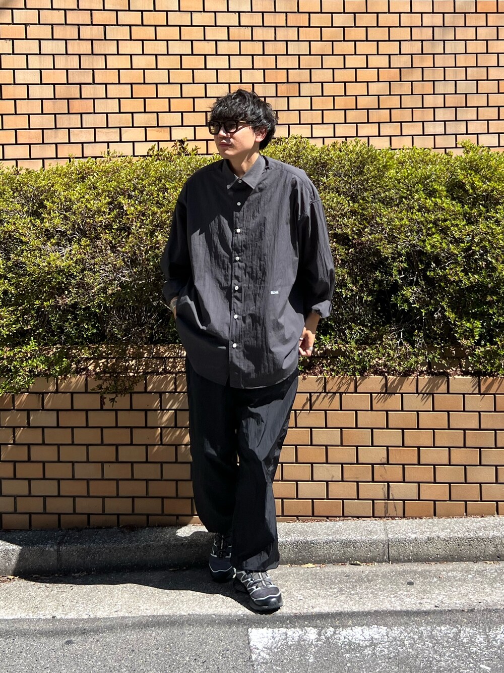 ブラック系のその他パンツを着用したメンズの秋コーディネートの2枚目の写真