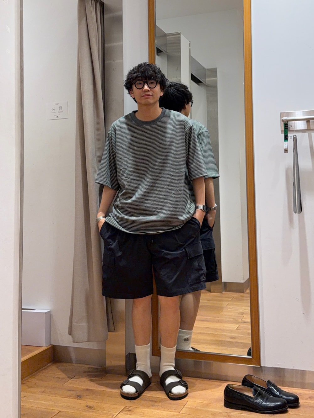 グレー系のTシャツ/カットソー、グレー系のその他パンツを着用したメンズの夏コーディネートの2枚目の写真