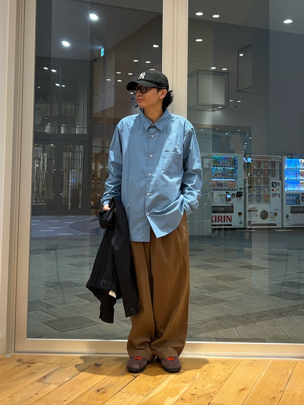 ブルー系のシャツ/ブラウス、ブラウン系のスニーカーを着用したメンズの冬コーディネートの2枚目の写真