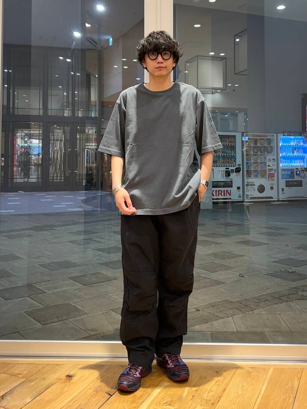 ブラック系のその他パンツ、ブラック系のTシャツ/カットソーを着用したメンズの夏コーディネートの3枚目の写真