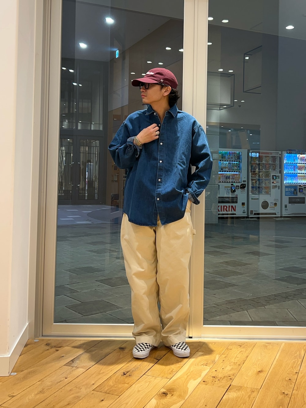 ブルー系のシャツ/ブラウス、ホワイト系のその他パンツを着用したメンズの春コーディネートの2枚目の写真