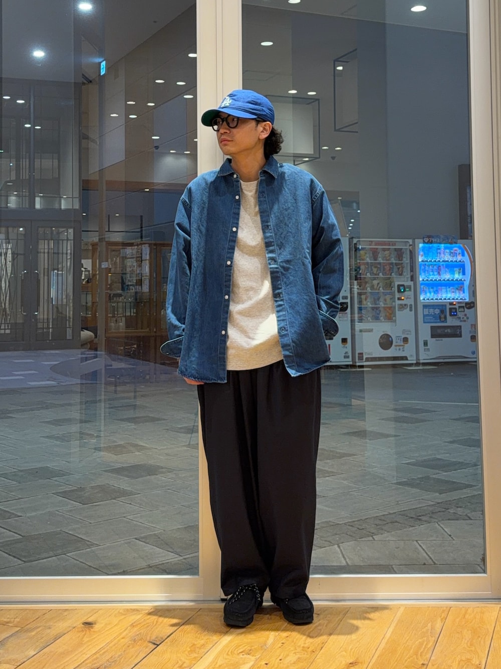 ブルー系のシャツ/ブラウス、ブルー系のその他パンツを着用したメンズの春コーディネートの3枚目の写真