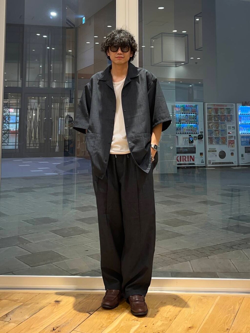 グレー系のその他パンツ、グレー系のシャツ/ブラウスを着用したメンズの夏コーディネートの2枚目の写真