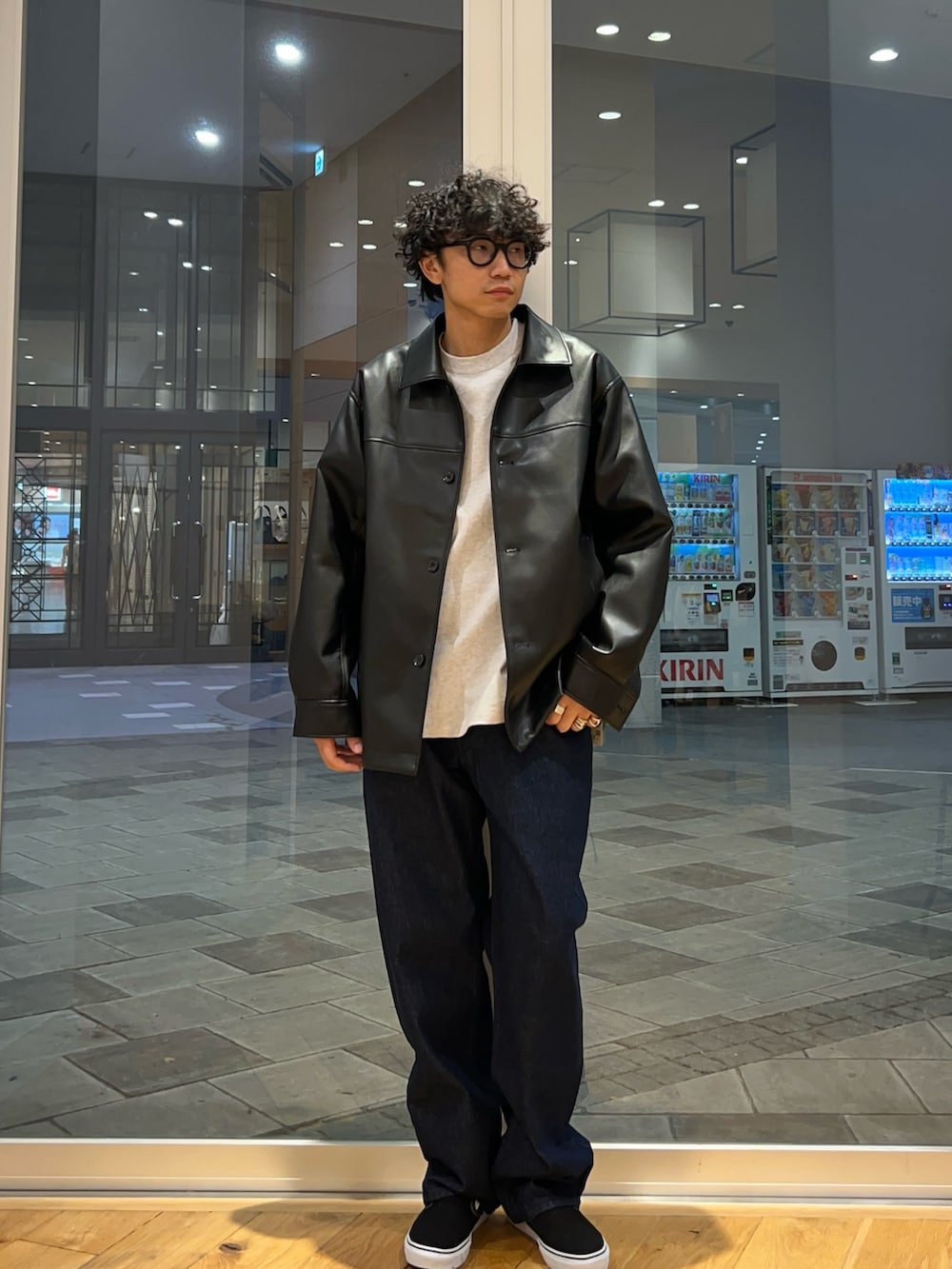 ブラック系のライダースジャケット、ブルー系のデニムパンツ、グレー系のTシャツ/カットソーを着用したメンズの秋コーディネートの3枚目の写真