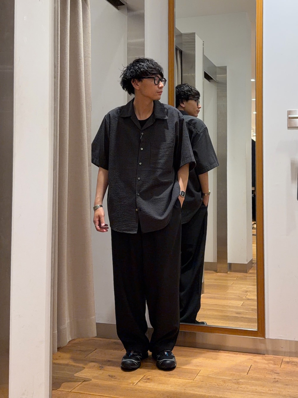 グレー系のシャツ/ブラウス、ブラック系のその他パンツを着用したメンズの夏コーディネートの2枚目の写真