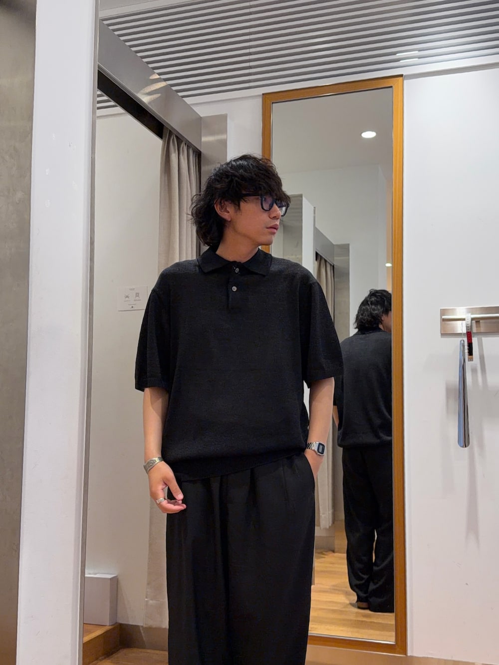 ブラック系のニット/セーター、ブラック系のその他パンツを着用したメンズの夏コーディネートの2枚目の写真