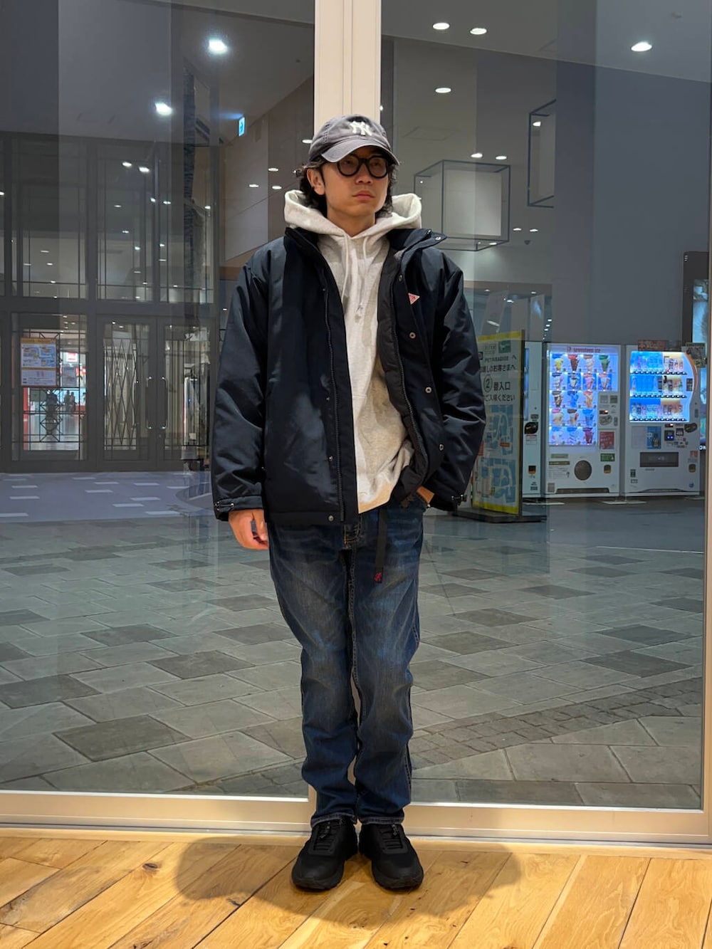 ブルー系のデニムパンツ、グレー系のスウェット、ブルー系のその他アウターを着用したメンズの冬コーディネートの3枚目の写真