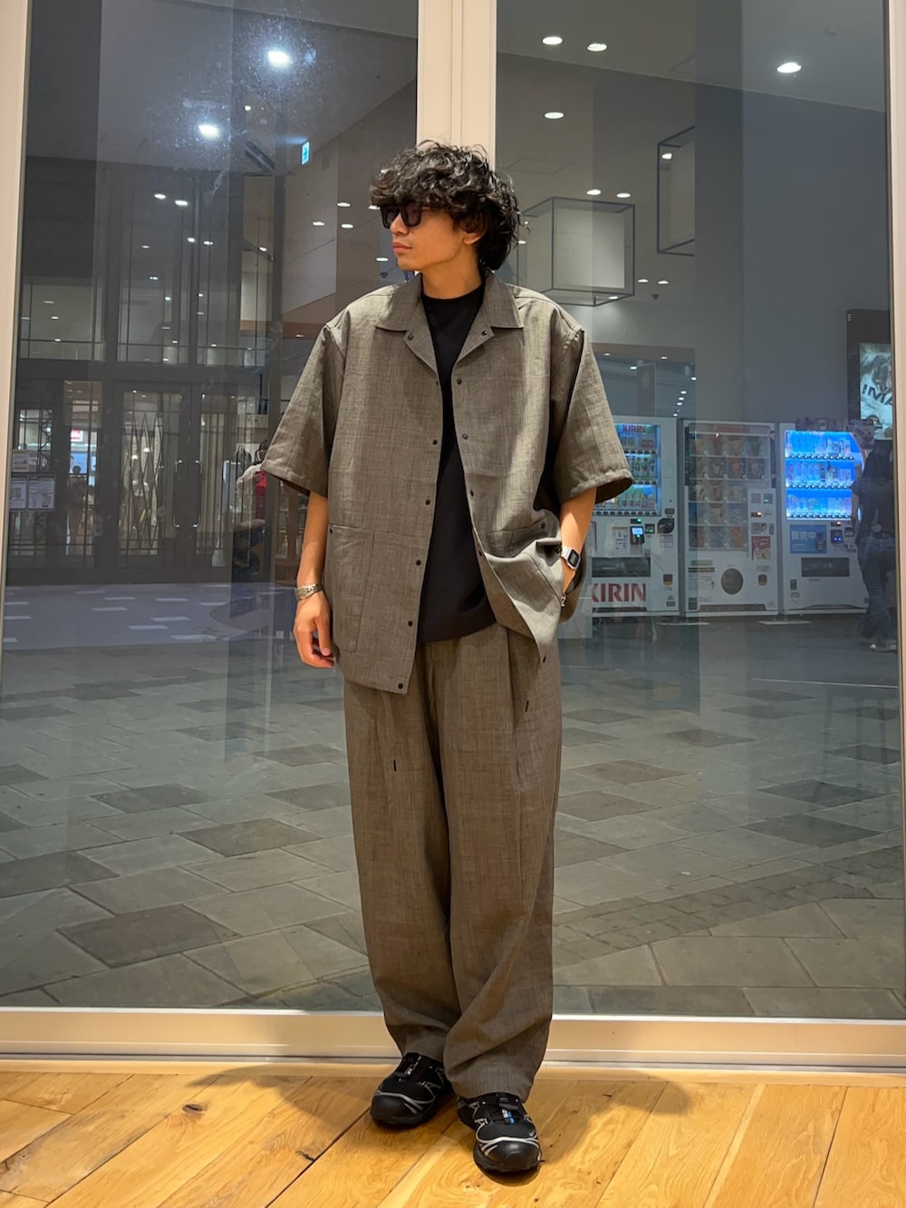 グレー系のシャツ/ブラウス、グレー系のその他パンツを着用したメンズの夏コーディネートの4枚目の写真