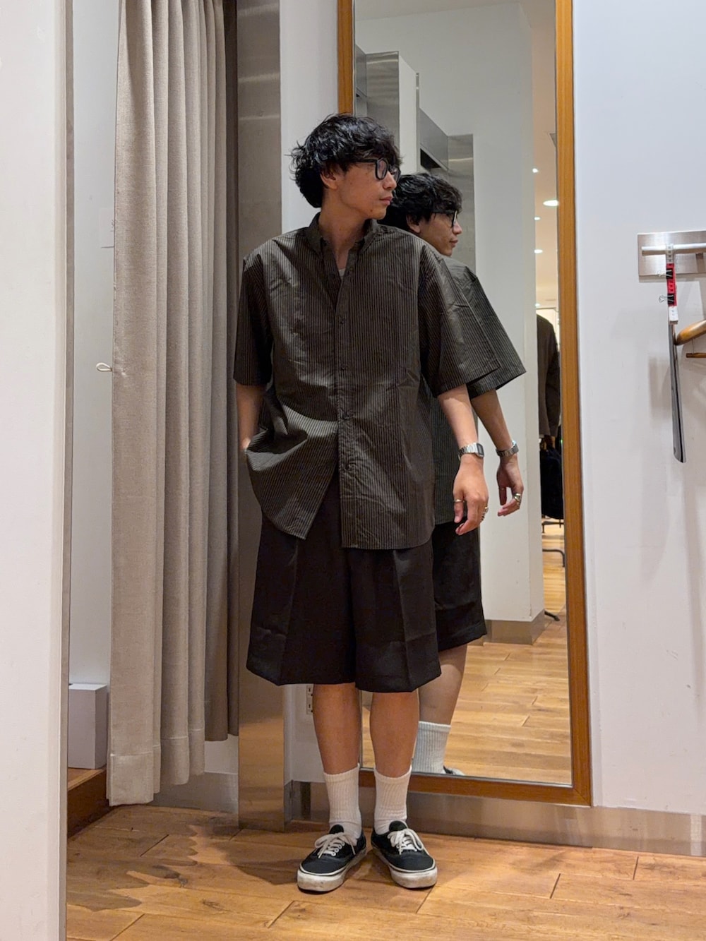 ブラウン系のシャツ/ブラウス、ブラウン系のその他パンツを着用したメンズの夏コーディネートの2枚目の写真