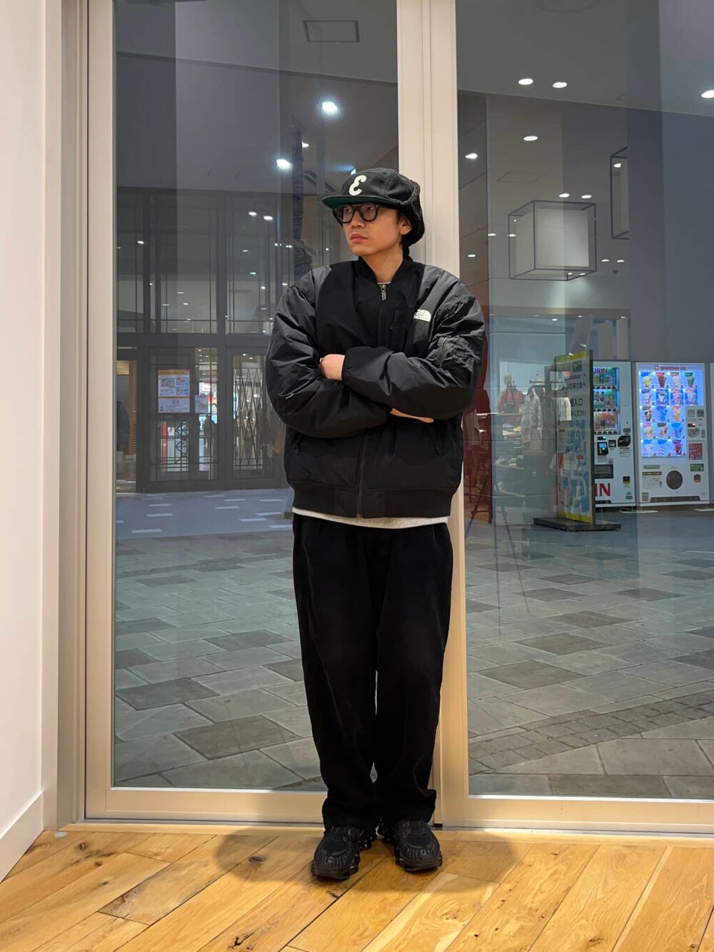 グレー系のスウェット、ブラック系のその他パンツ、ブラック系のブルゾンを着用したメンズの冬コーディネートの2枚目の写真