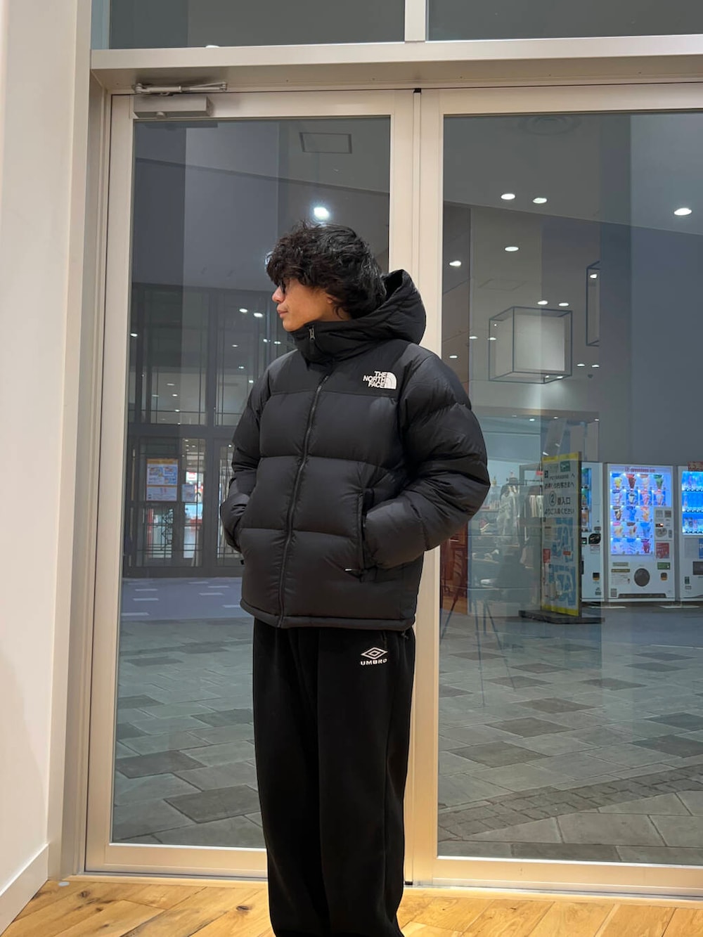 ブラック系のその他パンツ、グレー系のニット/セーター、ブラック系のその他アウターを着用したメンズの冬コーディネートの2枚目の写真