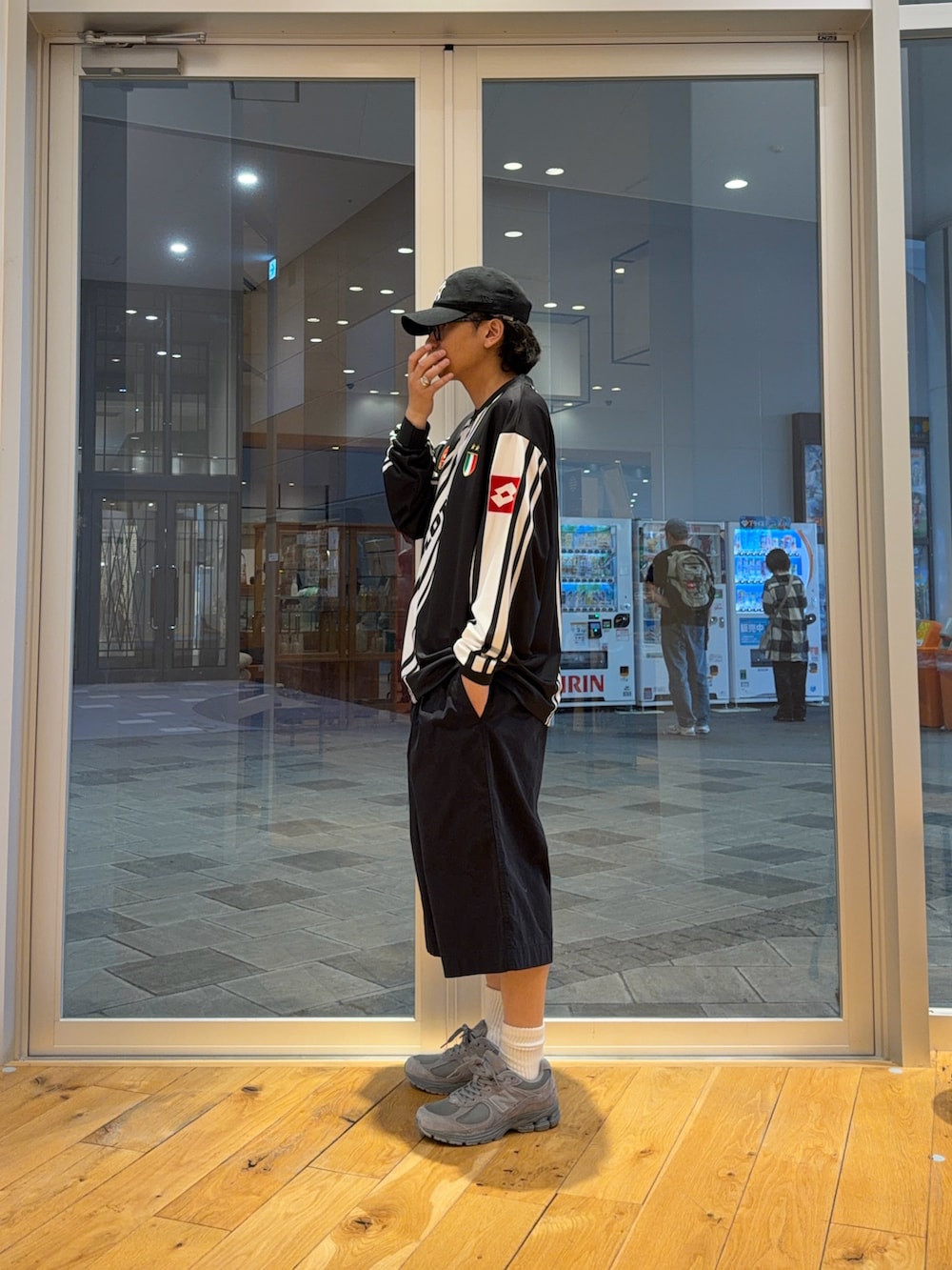 ブラック系のTシャツ/カットソー、ブラック系のその他パンツ、グレー系のスニーカーを着用したメンズの春コーディネートの2枚目の写真